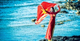 Ngọc Hân tung bay áo dài cờ Tổ quốc