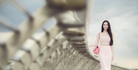 Khánh My diện cây hồng dạo phố