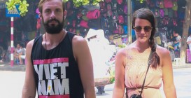 Khách du lịch thích thú với áo 